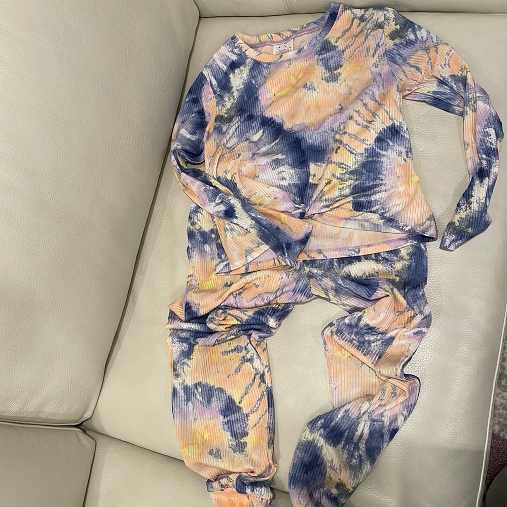 Girls size 8 tye dye detailed two piece lounge set joggers and long sleeved top